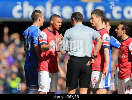 Schiedsrichter Andre Marriner zeigt Arsenals Kieran eine rote Karte Gibbs (links), als er seine Unschuld protestiert Stockfoto