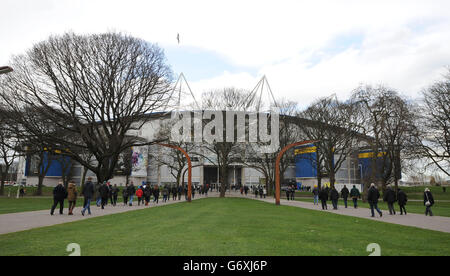 Die Fans machen sich vor dem Spiel der Barclays Premier League im KC Stadium, Hull, auf den Weg. Stockfoto