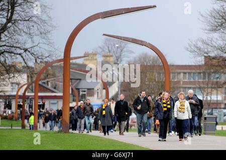 Fußball - Barclays Premier League - Hull City / West Bromwich Albion - KC Stadium. Die Fans machen sich vor dem Spiel der Barclays Premier League im KC Stadium, Hull, auf den Weg. Stockfoto