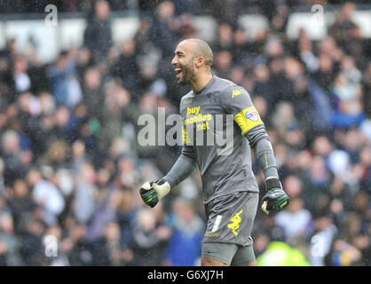 Fußball - Sky Bet Championship - Derby County / Nottingham Forest - iPro Stadium. Derby County-Torhüter Lee Grant feiert, wie der Schiedsrichter den Schlusspfiff bläst Stockfoto