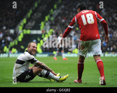 Johnny Russell von Derby County (links) bekommt eine Hand von Gonzalo Jara von Nottingham Forest (rechts) während des Sky Bet Championship-Spiels im iPro Stadium, Derby. DRÜCKEN Sie VERBANDSFOTO. Bilddatum: Samstag, 22. März 2014. Siehe PA Story SOCCER Derby. Bildnachweis sollte lauten: Nigel French/PA Wire. . . Stockfoto