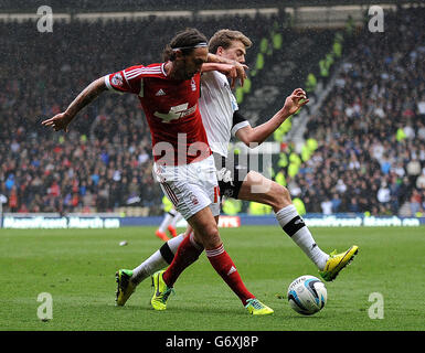 Patrick Bamford von Derby County (rechts) und Jonathan Greening von Nottingham Forest (links) kämpfen während des Sky Bet Championship-Spiels im iPro Stadium, Derby, um den Ball. Stockfoto