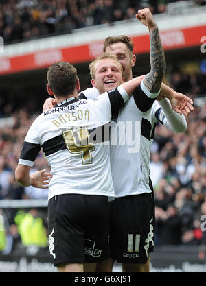 Johnny Russell von Derby County (Mitte) feiert mit Craig Bryson (links) und Richard Keogh (rechts), nachdem er während des Sky Bet Championship-Spiels im iPro Stadium, Derby, das vierte Tor des Spiels seiner Seite erzielt hatte. Stockfoto