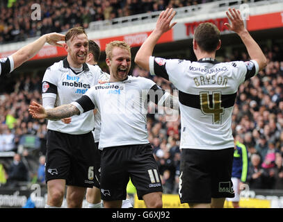 Johnny Russell von Derby County (Mitte) feiert mit Richard Keogh (links) und Craig Bryson (rechts), nachdem er während des Sky Bet Championship-Spiels im iPro Stadium, Derby, das vierte Tor des Spiels seiner Seite erzielt hatte. DRÜCKEN SIE VERBANDSFOTO. Bilddatum: Samstag, 22. März 2014. Siehe PA Story SOCCER Derby. Bildnachweis sollte lauten: Nigel French/PA Wire. Nur für redaktionelle Zwecke. Maximal 45 Bilder während eines Matches. Keine Videoemulation oder Promotion als „live“. Keine Verwendung in Spielen, Wettbewerben, Werbeartikeln, Wetten oder Einzelclub-/Spielerdiensten. Keine Verwendung mit inoffiziellen Audio-, Video-, Daten-, Einspannungen oder Stockfoto