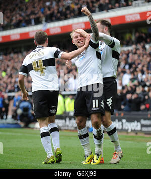 Derby County's Johnny Russell (Mitte) feiert mit Craig Bryson (links) und Richard Keogh (rechts) nach dem vierten Tor seiner Seiten während des Sky Bet Championship-Spiels im iPro Stadium, Derby. Stockfoto