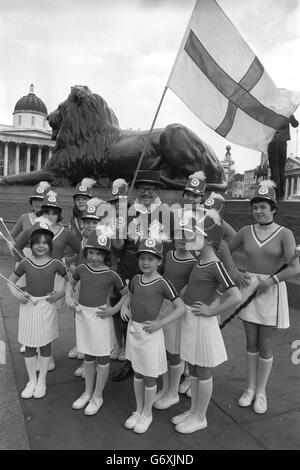 Dr. Frank Handsford-Miller, Gründer des unpolitischen „Save England Crusade“, mit Mitgliedern der Kilburn Drum Majorettes auf dem Londoner Trafalgar Square zum fünften jährlichen St. George's Day Festival. Stockfoto