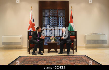 Premierminister David Cameron spricht mit dem palästinensischen Präsidenten Mahmoud Abbas (rechts) in der Residenz der Palästinensischen Autonomiebehörde in Bethlehem, am zweiten Tag einer Reise in den Nahen Osten, um die Bemühungen zur Wiederentfachen des festgefahrenen Friedensprozesses zu unterstützen. Stockfoto