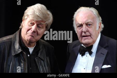 Martin Jarvis (links) und Donald Sinden bei einer Fotoanlassfeier für die Geilgud Centenary Gala - um das Leben und Werk des verstorbenen Schauspielers Sir John Gielgud im Guilgud Theatre im Westen Londons zu feiern. Stockfoto