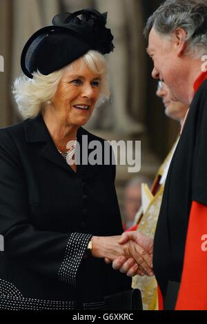 Die Herzogin von Cornwall kommt zu einem Gedenkgottesdienst, um das Leben von Sir David Frost in der Westminster Abbey, London, zu feiern. Stockfoto