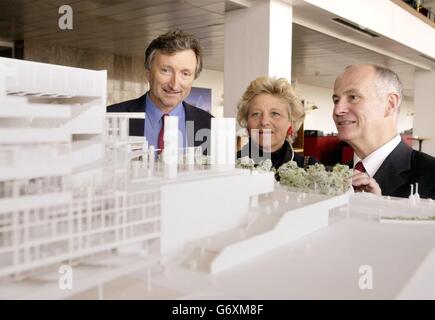 Von links nach rechts; Lord Hollick, Vorsitzender des Verwaltungsrats der South Bank; Dame Vivien Duffield, Ko-Vorsitzende des Wahlkampfkomitees und Michael Lynch, Chief Executive bei einer Fotoansage zur Bekanntgabe des geplanten 90-Millionen-Sanierungsprogramms des South Bank Centers - davon wurden bisher 73 Millionen aufgebracht - in der Royal Festival Hall auf der South Bank im Zentrum von London. Stockfoto