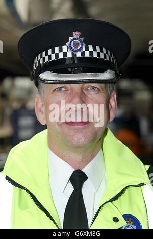 Sup. Andy Ball von der britischen Verkehrspolizei, während einer Pressekonferenz in Paddington Station, nachdem Hindernisse auf den Schienen gefunden wurden. Ein Zug zerschlug sich in 8 Fuß Stahlzäune, die er entlang der Strecke zog, wobei er Frühwarngeräte abriß, die verwendet wurden, um Züge vor Gefahren zu warnen. Stockfoto