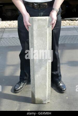 Sgt Richard Mitchell von der britischen Verkehrspolizei mit einer Betonplatte, die auf den Gleisen in der Nähe der Paddington Station gefunden wurde. Die Hindernisse, die über einen Zeitraum von sechs Wochen gelegt wurden, hätten die Züge leicht zum Entgleisen bringen können und das Eisenbahnsystem in Chaos gestürzt haben können. Stockfoto