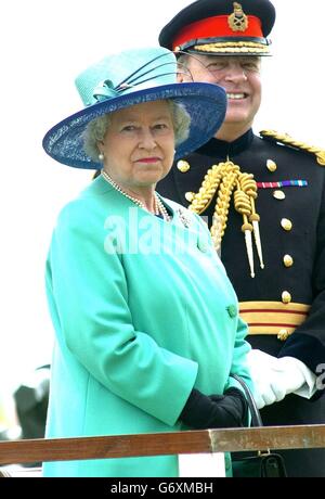 Die britische Königin Elizabeth II. Mit Oberst Kommandant, General Sir Timothy Granville-Chapman, beobachten Sie die Light Cavalry der Honourable Artillery Company im Windsor Great Park. Die Königin trat heute in die Fußstapfen von Heinrich VIII., als sie das älteste Regiment der britischen Armee besuchte. Die Königin fuhr in einer Kutsche, die Königin Victoria gehörte, und inspizierte die Reihen der ehrenwerten Artillery Company - Englands ältester Freiwilligenkörper. Stockfoto