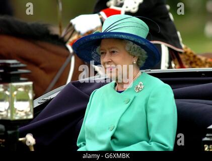 Die britische Königin Elizabeth II. In einer Pferdekutsche im Windsor Great Park. Die Königin trat heute in die Fußstapfen von Heinrich VIII., als sie das älteste Regiment der britischen Armee besuchte. Die Queen fuhr in einem Wagen, der Königin Victoria gehörte, und inspizierte die Reihen der ehrenwerten Artillery Company - Englands ältester Freiwilligenkörper. Stockfoto