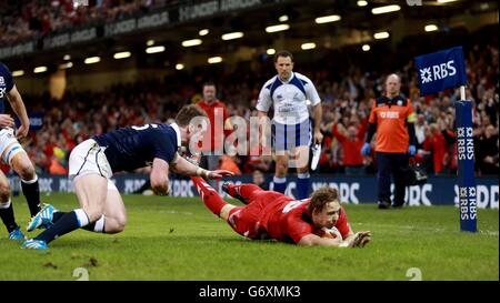 Wales Liam Williams erzielt ihren ersten Versuch beim RBS Six Nations Spiel im Millennium Stadium, Cardiff. Stockfoto