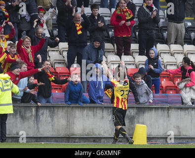 Fußball - Scottish Premier League - Partick Thistle gegen Hibernian - Firhill Stadium. Kallum Higginbotham von Partick Thistle feiert mit Fans während des Spiels der Scottish Premier League im Firhill Stadium, Glasgow. Stockfoto