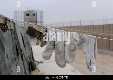 Trocknen der Wäsche auf provisorischen Wäscheleinen, da die Bedingungen für MOB Price in der Provinz Helmand strenger geworden sind, bevor die letzten britischen Truppen das Lager verlassen haben. 25/02/2014. Stockfoto