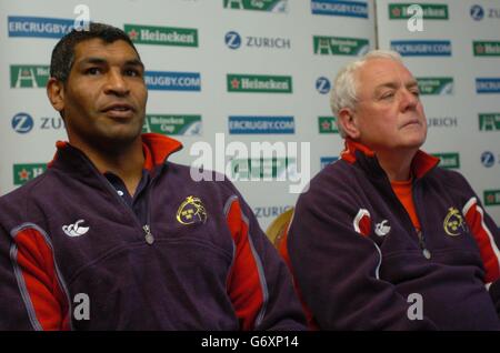 Munster-Kapitän Jim Williams (links) mit seinem Trainer Alan Gaffney während einer Pressekonferenz in einem Hotel in Dublin, Irland, vor dem Halbfinale der Teams mit Wespen an diesem Sonntag in der Landsdowne Road in Dublin. Stockfoto