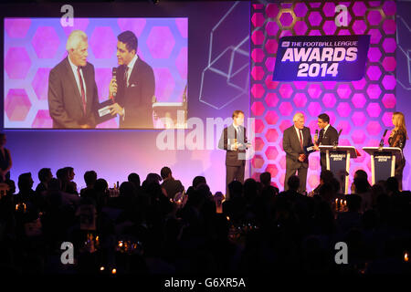 Die Frank Banks von Southend United (Mitte links) erhält den Tokio Marine Unsung Hero Award von Alastair Blundell, Executive Operations Officer von Tokio Marine (links), zusammen mit den Moderatoren Manish Bhasin (Mitte rechts) und Hayley McQueen bei den Football League Awards 2014 bei den Football League Awards 2014 Stockfoto