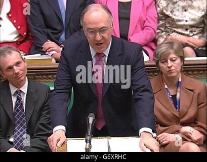 Der Oppositionsführer Michael Howard spricht im Londoner Unterhaus während der Fragestunde des Premierministers. Stockfoto