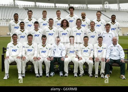 Nottinghamshire County Cricket Club während einer Fotoausstellung an der Trent Bridge, vor der neuen Saison 2004. Back Row: L zu R - Ian Samit Patel, Garth Clough, Richard Logan, David Lucas, Charlie Shreck, David Alleyne, Paul McMahon, Bilal Shafayat, Middle Row : Anurag Singh, A J Harris, Greg Smith, Ryan Sidebottom, Kevin Pietersen, Russell Warren, Wayne Noon, Front Row: Darren Bicknell, Paul Franks, Jason Gallian (Kapitän), Mick Newell (Director of Cricket), Stuart MacGill, David Hussey, Paul Johnson (Club Coach). Stockfoto