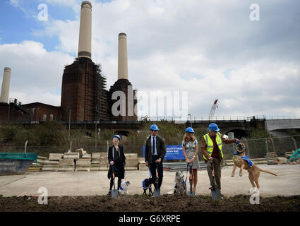 (Links-rechts) Dame Jacqueline Wilson, David Gandy, Amanda Holden und Paul O'Grady während des Baubeginns für neue Zwingerbauten im Battersea Dogs and Cats Home, London. Stockfoto