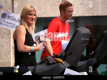 Radio 2-Moderator Jo Whiley nimmt zusammen mit Greg Rutherford an der Sport Relief Challenge in einer Plexiglas-Box vor dem BBC Broadcasting House 26 Stunden lang auf einem Laufband Teil. Stockfoto