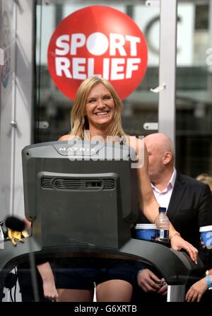 Radio 2 Moderator Jo Whiley nimmt an der Sport Relief Challenge auf einem Laufband, in einer Plexiglas-Box, vor dem BBC Broadcasting House für 26 Stunden Teil. Stockfoto