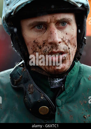 Pferderennen - Ludlow Rennbahn. Jockey Paddy Brennan nach der Handicap Chase der Wye Valley Brewery auf der Rennbahn Ludlow. Stockfoto