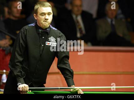 Stephen Hendry bei seinem Viertelfinalspiel gegen Ian McCulloch bei den 2004 Embassy World Snooker Championships im Crucible in Sheffield. Stockfoto