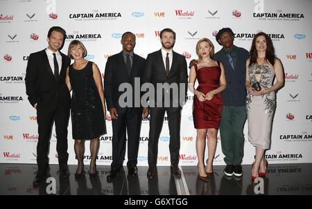 (Von links nach rechts) Sebastian Stan, Jenny Agutter, Anthony Mackie, Chris Evans, Scarlett Johansson, Samuel L. Jackson und Hayley Atwell bei der Captain America: The Winter Soldier Premiere im Vue Cinema, Shepherd's Bush Westfield, London Stockfoto