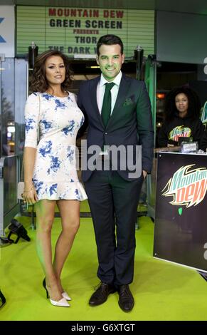 Jessica Wright und Ricky Rayment von TOWIE nehmen an einer Besichtigung von Thor: The Dark World Teil, dem ersten Mountain Dew, der eine Green Screen-Veranstaltung im Odeon Cinema in Greenwich, London, präsentiert. Stockfoto