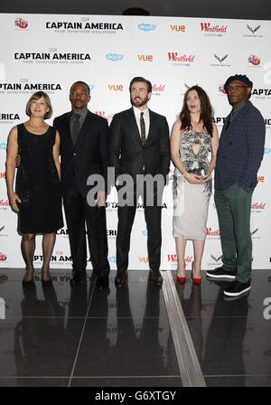 (Von links nach rechts) Jenny Agutter, Anthony Mackie, Chris Evans, Hayley Atwell und Samuel L. Jackson bei der Premiere von Captain America: The Winter Soldier im Vue Cinema, Shepherd's Bush Westfield, London Stockfoto