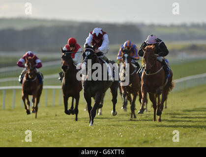 Beantwortet mit Kevin Manning gewinnt der Irish Hengst Farms European Breeders Fund Maiden während des Irish Lincolnshire/Lodge Park Stud Park Express Stakes Day auf der Curragh Racecourse, County Kildare. Stockfoto