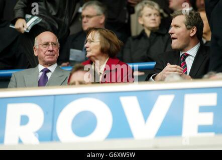 Sir Bobby Charlton (ganz links), seine Frau, Norma und Manchester United-Chef, David Gill, sehen während des Barclaycard Premiership-Spiels im Ewood Park, Blackburn, am Samstag, 1. Mai 2004, beim Kampf gegen Blackburn Rovers zu. Stockfoto