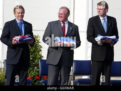 Der britische Premierminister Tony Blair (links) und der schwedische Premierminister Goran Persson sowie der finnische Premierminister Matti Vanhanen mit den nationalen Flaggen ihrer Länder am Tag der EU-Erweiterung in Dublin, Irland. Stockfoto