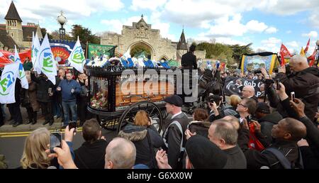 Die Trauerprozession des Gewerkschaftsführers Bob Crow (Rail Maritime and Transport) macht sich auf den Weg durch große Menschenmengen, als sie am Londoner Friedhof und am Krematorium ankommt. Stockfoto