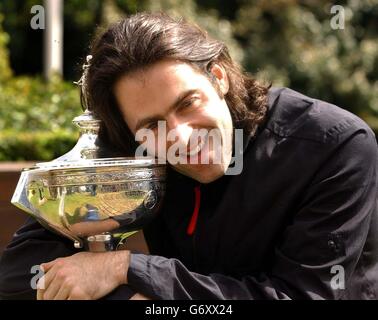 2004 Snookerweltmeister Ronnie O' Sullivan mit seiner Trophäe in Sheffield. Ronnie O' Sullivan schlug Graeme Dott im gestrigen Finale im Crucible Theatre, Sheffield. Stockfoto