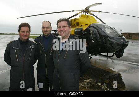 Die Besatzung des Polizeihubschraubers Humberside, Pilot David Williams (links) und die Luftbeobachter PC Andy Groom und PC Les Bennett, bei RAF Leconfield, in der Nähe von Beverley, nachdem sie gestern eine Katastrophe beim Bahnübergang abgewendet hatten. Die Besatzung ertönte ihre Sirenen und winkte mit den Armen als Warnung an einen Lokführer über einen verdächtigen Sportwagen, der auf der Kreuzung vor dem Hotel gefangen war. Der Motor wurde etwa 100 Meter vor dem Auto zum Stillstand gebracht, dessen Fahrer noch im Wrack gefangen war. Ein 14-jähriger Junge wurde von der Polizei verhaftet. Stockfoto