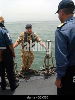 Kapitän John Murphie trifft auf die HMS Grafton ein, um die ersten beiden Schiffe für die neu gebildete irakische Küstenverteidigungseinheit zu starten. Das Typ 23 Fregatte patrouilliert derzeit in den Gewässern vor der irakischen Küste. Die ersten Schiffe eines ICDF wurden heute offiziell in Betrieb genommen. Die Koalition hofft, dass der ICDF, der als "mehr als eine Küstenwache, aber ohne die Angriffskapazität einer Marine" bezeichnet wird, letztendlich die Verantwortung für die Sicherheit in den irakischen Gewässern übernimmt. Stockfoto