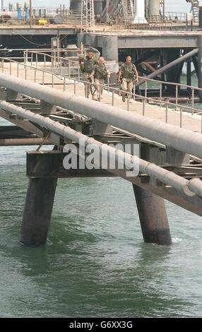 American Marines am baufälligen Khawr al Amaya Oil Terminal, das HMS Grafton schützt. Das Typ 23 Fregatte patrouilliert derzeit in den Gewässern vor der irakischen Küste. Die ersten Schiffe des ICDF wurden heute offiziell in Betrieb genommen. Die Koalition hofft, dass der ICDF, der als "mehr als eine Küstenwache, aber ohne die Angriffskapazität einer Marine" bezeichnet wird, letztendlich die Verantwortung für die Sicherheit in den irakischen Gewässern übernimmt. Stockfoto