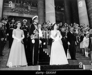 Die königliche Familie auf den Stufen der Parlamentsgebäude, Wellington, nach der staatlichen Eröffnung des Parlaments durch Ihre Majestät die Königin. (l-r) Prinzessin Margaret, Prinz Philip der Herzog von Edinburgh, Königin Elizabeth II und Prinz Charles (Prinz von Wales). Stockfoto