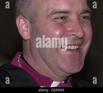 Stephen Cottrell, der neue Bischof von Reading, bei seiner Weihe in der St. Paul's Cathedral, London. Stephen Cottrell, 45, wurde zum Bischof von Reading ernannt, nachdem der schwule, aber zölibatäre Geistliche Dr. Jeffrey John seine Zustimmung im vergangenen Sommer nach Protesten von Evangelikalen innerhalb der Church of England zurückzog. Stockfoto