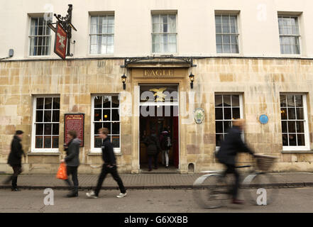 Allgemeine Ansicht des Eagle Pub in Cambridge. Das Eagle ist eines der ältesten Gasthäuser in Cambridge aus dem 14. Jahrhundert. Der Ort, an dem die Wissenschaftler Watson und Crick der Welt bekanntgaben, dass sie DNA entdeckt hatten. Stockfoto