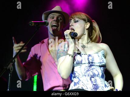 Die Glam-Rock-Gruppe The Scissor Sisters treten im Rahmen des Carling Live 24 Musikevents live auf der Bühne der Carling Academy in Brixton im Süden Londons auf. Stockfoto