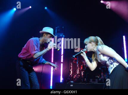 Die Glam-Rock-Gruppe The Scissor Sisters treten im Rahmen des Carling Live 24 Musikevents live auf der Bühne der Carling Academy in Brixton im Süden Londons auf. Stockfoto