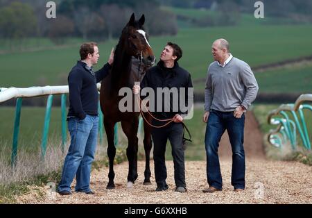 Trainer Michael Scudamore (Mitte) und Teilhaber Mike Tindall (rechts) und James Simpson-Daniel (links) mit Monbeg Dude während des Stallbesuchs im Eccleswall Court, Ross-on-Wye. Stockfoto