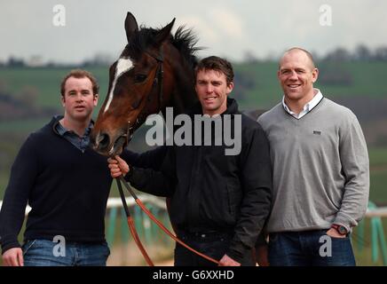 Trainer Michael Scudamore (Mitte) und Teilhaber Mike Tindall (rechts) und James Simpson-Daniel (links) mit Monbeg Dude während des Stallbesuchs im Eccleswall Court, Ross-on-Wye. Stockfoto