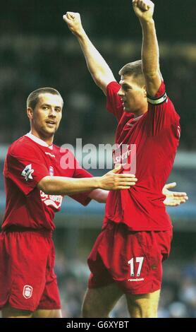 Liverpool's Steven Gerrard (rechts) feiert sein Tor gegen Birmingham mit Teamkollege Michael Owen, während ihres Barclaycard Premiership Spiels in St Andrews, Birmingham. Stockfoto