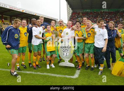 Die Spieler von Norwich City feiern ihren 3-1-Sieg gegen Crewe Alexandra und den Gewinn der ersten Division nach ihrem Nationwide Division One-Spiel auf dem Fußballplatz Crewe. SEIN BILD KANN NUR IM RAHMEN EINES REDAKTIONELLEN FEATURES VERWENDET WERDEN. KEINE INOFFIZIELLE CLUB-WEBSITE. Stockfoto